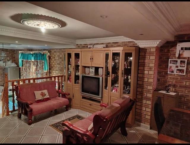 3 BEDROOM HOUSE FOR SALE IN NEWLANDS WEST